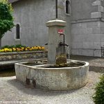 La Fontaine à gauche du Portail de l'église