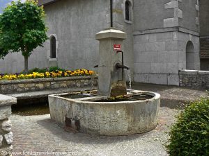 La Fontaine à gauche du Portail de l'église