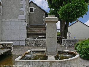 La Fontaine à gauche du Portail de l'église