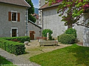 La Fontaine dans le jardin le long de l'Eglise