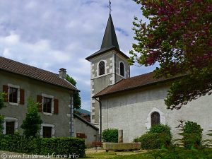 La Fontaine dans le jardin le long de l'Eglise