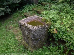 La pierre creusée en bénitier