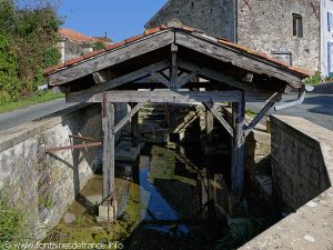 La Fontaine et le Lavoir de Puybardon