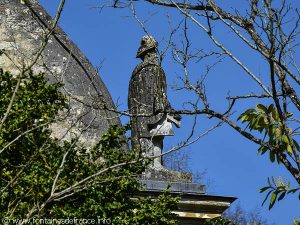 Statue décorant l'un des angles de la toiture