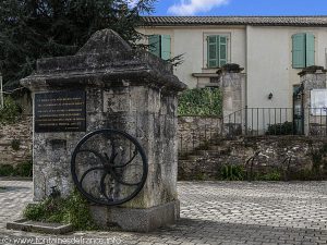 La Fontaine Place Vivier au Court