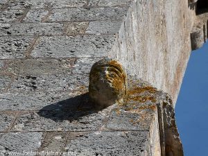 Détail à la base du clocher fortifié