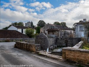 La Fontaine de Montignac et son lavoir