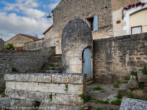 La Fontaine de Montignac et son lavoir