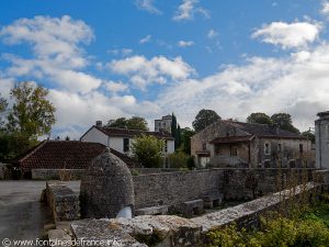 Eglise vue depuis la Fontaine de Montignac