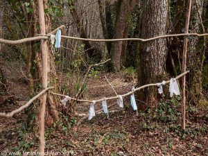 Les linges laissés près de la fontaine