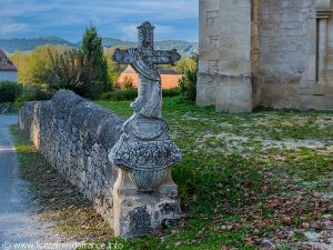 Croix de l'entrée de l'esplanade de l'église