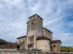 Eglise St-Pierre à partir de la Fontaine