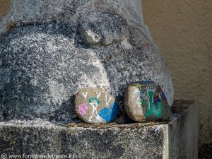 Galets peints au pied de la Vierge
