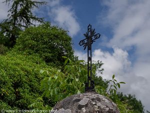 Croix sur la Fontaine oratoire