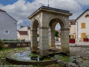 La Fontaine et le Lavoir rue de Dijon