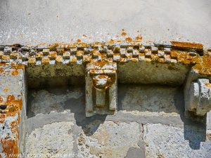 Corniche à billettes