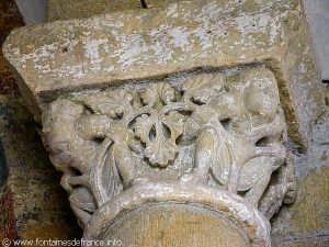 Chapiteau avec personnages et végétation