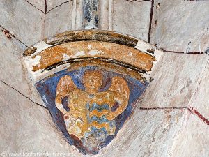 Base sculptée d'une arche de voûte