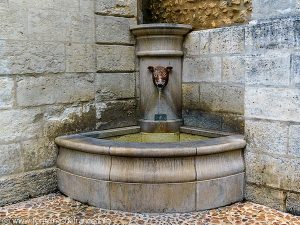 La Fontaine de l'Abside de l'Eglise