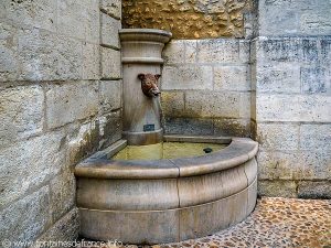 La Fontaine de l'Abside de l'Eglise