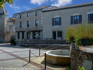 La Fontaine Place des Epoux Laurent