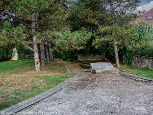 La Fontaine aux loups et le lavoir