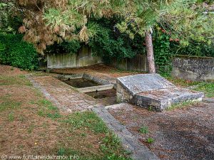 La Fontaine aux loups et le lavoir