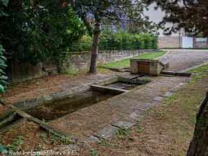 La Fontaine aux loups et le lavoir