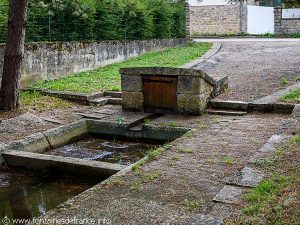 La Fontaine aux loups et le lavoir