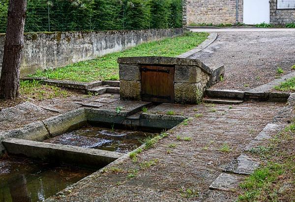 La Fontaine aux Loups et le Lavoir La Fontaine aux Loups et le Lavoir