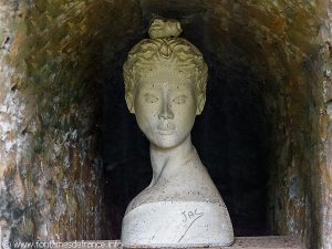 Buste sculpté à l'intérieur de l'une des Fontaines
