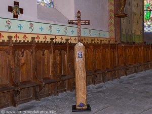 Croix de bois avec le Christ en émail sur cuivre champlever