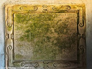 Plaque commémorative de la fondation de l'église St-Brice