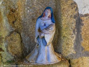 Statue dans le niche de la fontaine Sainte-Marguerite