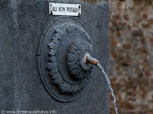 La Fontaine Place du Lavoir de Sarcenat