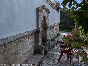 La Fontaine rue de La Perrouse