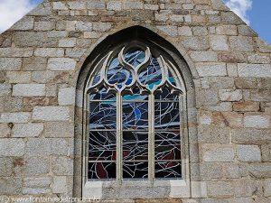 Vitrail d'une chapelle latérale