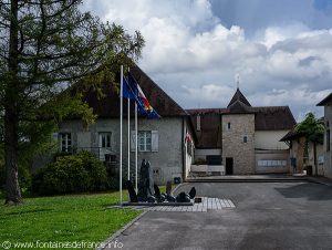 Monument dans la cour de la Mairie