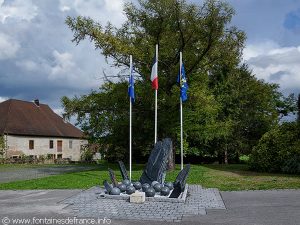 Monument dans la cour de la Mairie
