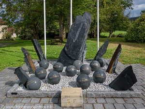 Monument dans la cour de la Mairie
