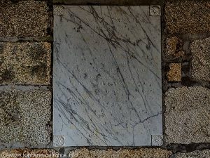 Plaque du porche avec épitaphe