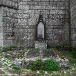 Tombe à droite du porche de l'église de la Ste-Trinité
