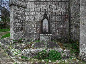 Tombe à droite du porche de l'église de la Ste-Trinité