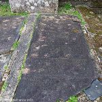 Tombe à droite du porche de l'église de la Ste-Trinité