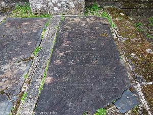 Tombe à droite du porche de l'église de la Ste-Trinité