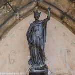 Statue de St-Georges au dessus du Portail