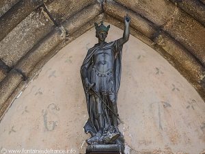 Statue de St-Georges au dessus du Portail