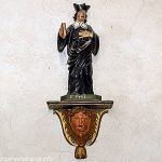 St-Yves en tenue d'avocat