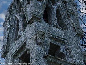 Personnage sculpté sur le clocher