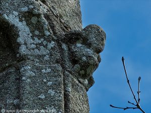 Personnage sculpté sur le clocher